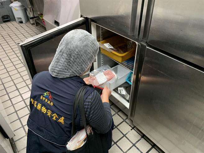 台中市食安處獲報後於2月5日到該速食店稽查。（台中市食安處提供／馮惠宜台中傳真）