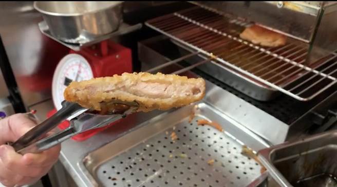 台中市食安處獲報後於2月5日到該速食店稽查。（台中市食安處提供／馮惠宜台中傳真）