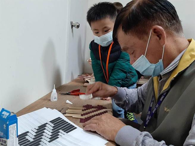 竹編工藝師黃啟祥教導竹編技法。圖／文化部