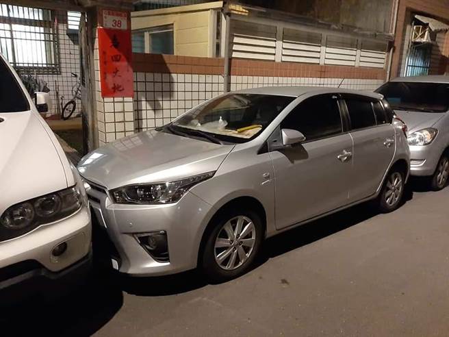一輛臨停汽車遭屋主的轎車車頭與後方轎車「完美封印」，幾乎動彈不得。（圖／翻攝自臉書「爆怨公社」）