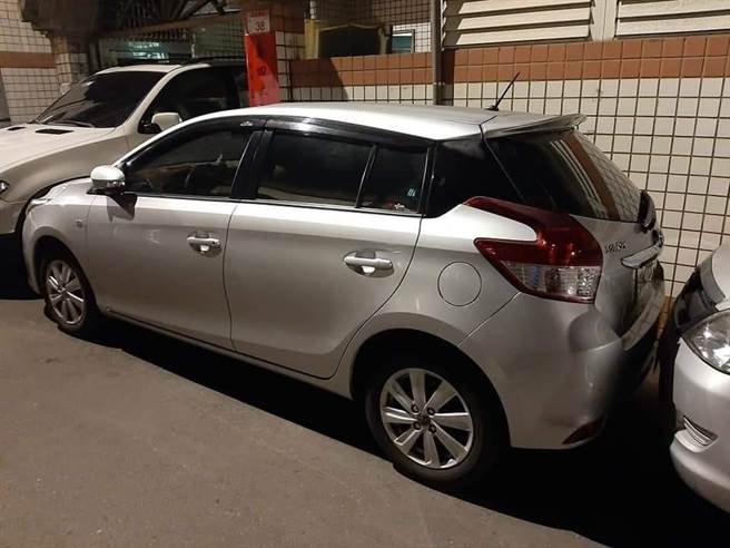 一輛臨停汽車遭屋主的轎車車頭與後方轎車「完美封印」，幾乎動彈不得。（圖／翻攝自臉書「爆怨公社」）