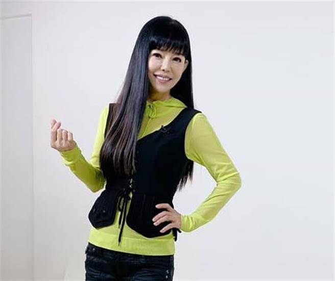 狄莺保养有术，拥有冻龄脸蛋和姣好身材，是公认的美魔女一枚。（图／取材自狄莺脸书）
