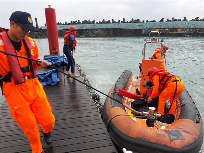 蔡男今天早上在花蓮石梯坪遊憩區釣魚，疑似風浪太大不慎失足落海，所幸當時身著救生衣等待救難人員救援，成功撿回一命。（海巡署第九巡防區提供／羅亦晽花蓮傳真）