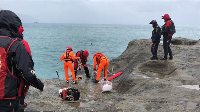 蔡男今天早上在花蓮石梯坪遊憩區釣魚，疑似風浪太大不慎失足落海，所幸當時身著救生衣等待救難人員救援，成功撿回一命。（海巡署第九巡防區提供／羅亦晽花蓮傳真）