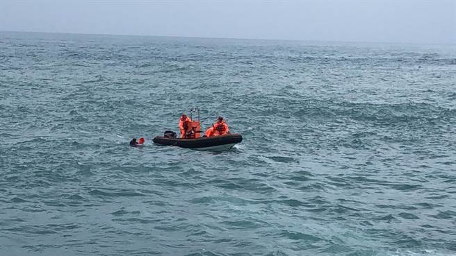 蔡男今天早上在花蓮石梯坪遊憩區釣魚，疑似風浪太大不慎失足落海，並被離岸流拉向外海約50公尺處，所幸當時身著救生衣等待救難人員救援，成功撿回一命。（海巡署第九巡防區提供／羅亦晽花蓮傳真）