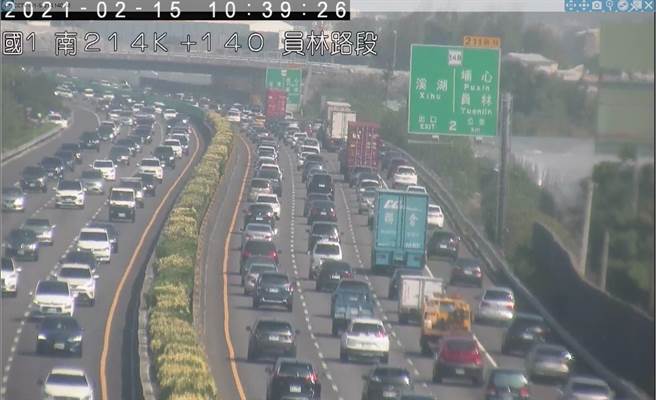 上午10时23分国1北向213.5公里发生1大货车及1小客车追撞事故。（高公局提供）