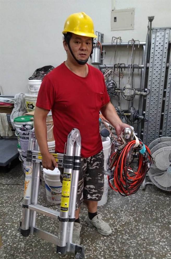 何坤树透过贷款购买多种喷涂机、铁梯和钢架，让工程进行更顺利。（新北劳工局提供／李俊淇新北传真）
