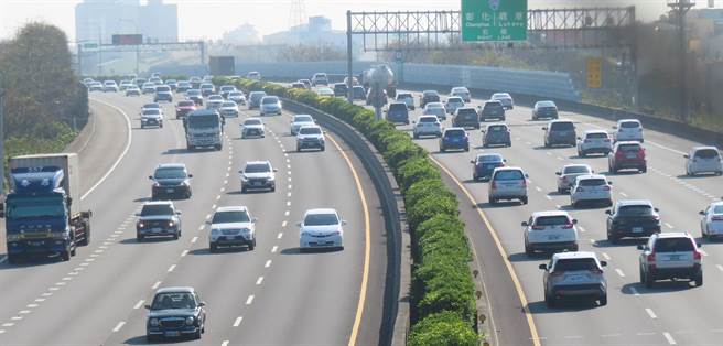 大年初四，年假接近尾聲，國道1號彰化段到了下午，南、北向車道都形成了大車陣。（吳敏菁攝）