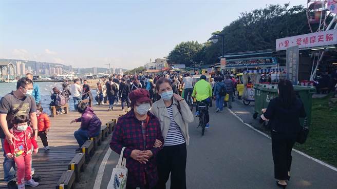 大年初四，八里左岸涌进大量走春人潮。（新北观光局提供／李俊淇新北传真）