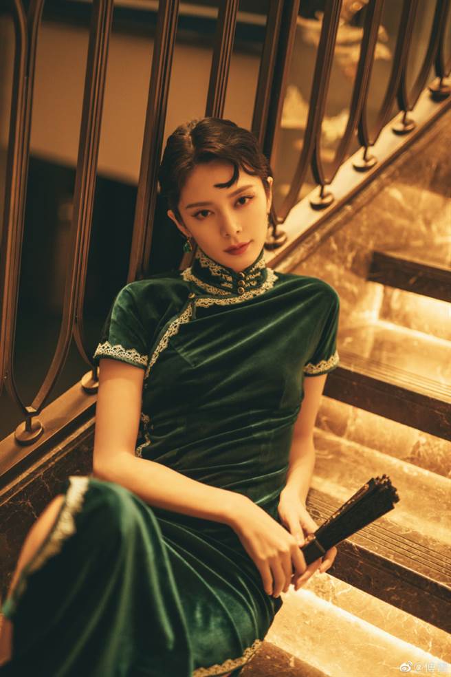 傅菁身材高䠷、完美比例，条件优越堪称穿什么都好看的衣架子。（图／摘自微博@傅菁）