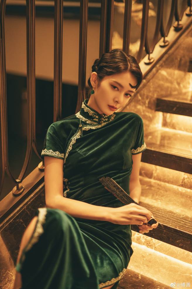 傅菁盘起头髮让脸型看起来小巧，搭配上海名伶风妆，整个人的气场温婉不失优雅。（图／摘自微博@傅菁）