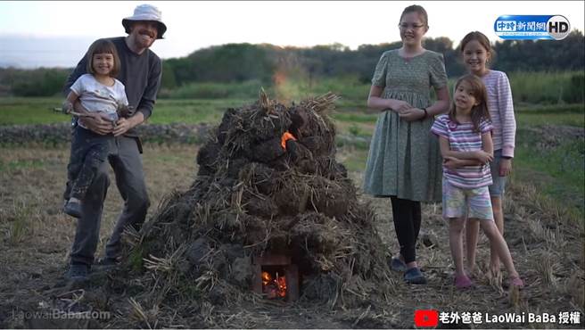 全家人努力一起堆好土堆