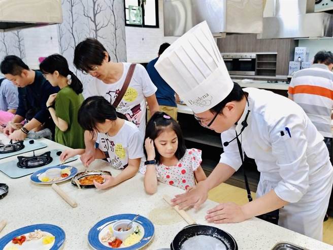 高市府农业局结合农业与餐厅业者，媒合「产地到餐桌」安全食材供业者使用，提供消费者安全饮食，创造政府、业者及消费者三赢。（林雅惠摄）