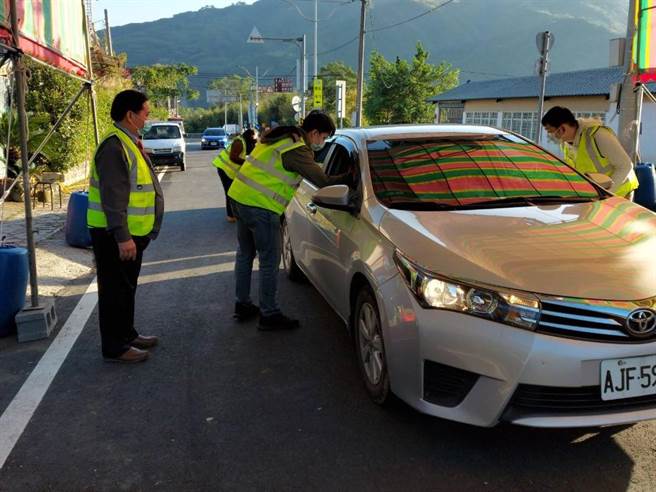 復兴区公所为避免赏樱人潮成为防疫破口，已在北横公路22.8K处搭建量测体温站，站在第一线保护民眾健康。（復兴区公所提供／黄婉婷桃园传真）