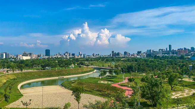 面积广大中央公园，已成为很多人春节踏青的打卡胜地。(台中市政府提供／卢金足台中传真）