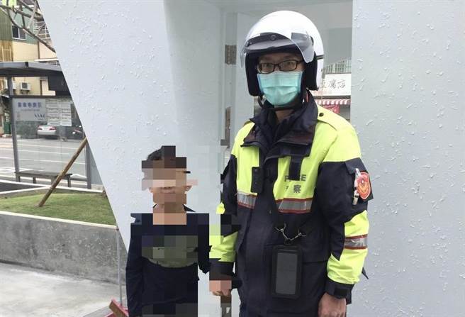 员警确认孩子衣着及身形特徵后，在周边积极寻找，终于在河南路与逢大路口寻获孩子。（民眾提供／卢金足台中传真）