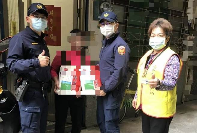 为让长者感受过年的气氛，市政派出所所长李国彰与里长及志工团队，将物资运送至民眾家中。（民眾提供／卢金足台中传真）