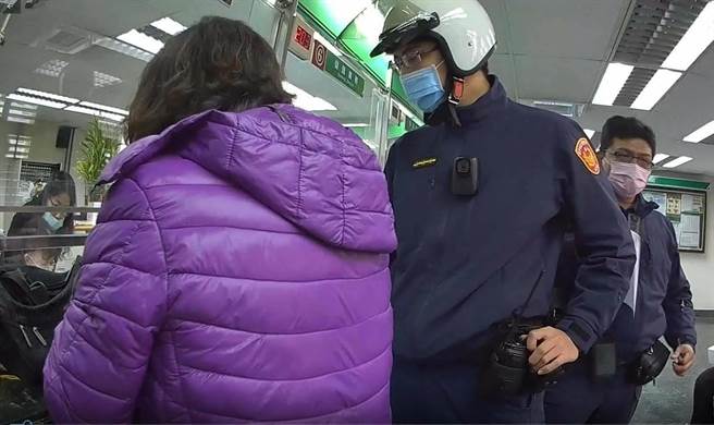在员警耐心的说明下，侯妇才猛然惊醒发觉受骗，保住退休金。（民眾提供／卢金足台中传真）