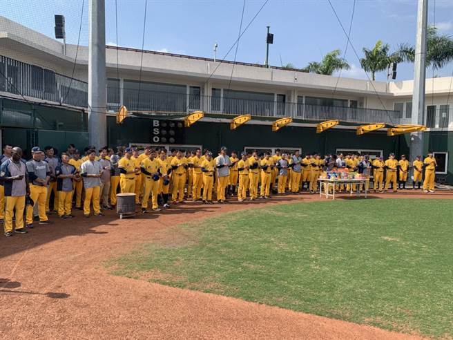 中信兄弟大年初四开工团拜。（中信兄弟提供）