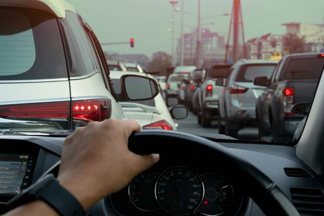 国道收假车潮涌现，医师警告长途憋尿、久坐不动，2小时恐坐出病来。(示意图/达志影像)