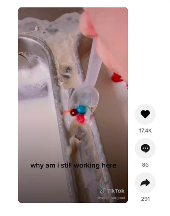 麦当劳员工必须用小汤匙慢慢地将凝固的冰淇淋从金属沟槽中挖出来，并擦拭乾净。(摘自TikTok)
