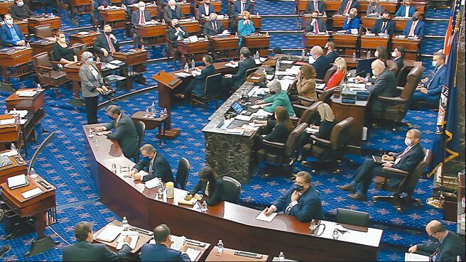 美国参议院13日就前总统川普弹劾案表决，最终以57票赞成、43票反对未通过「煽动叛乱」弹劾条款，川普被宣判无罪。（美联社）