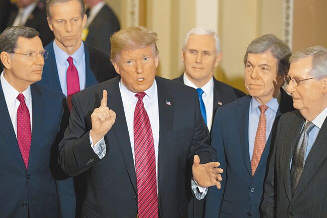 美国参议院13日就前总统川普弹劾案表决，最终以57票赞成、43票反对未通过「煽动叛乱」弹劾条款，川普被宣判无罪。图为2019年川普在国会山庄与参议院共和党领袖会晤的檔案照。（美联社）