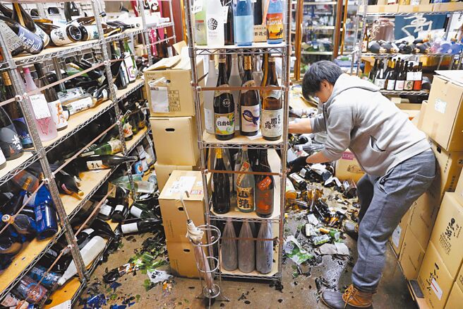 福島縣一家酒品販賣店內架子上的酒瓶散落一地。（路透）