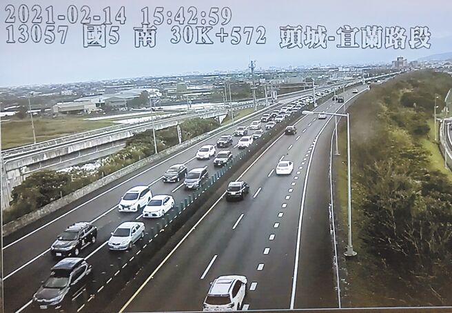 國道五號在大年初三湧現大量北返車潮，長長的車龍，相當壯觀。（坪林交控中心提供／胡健森宜蘭傳真）