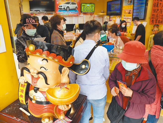 大年初三求财源广进，不少民眾抢买彩券试手气，彩券行挤满了购买人潮。（季志翔摄）