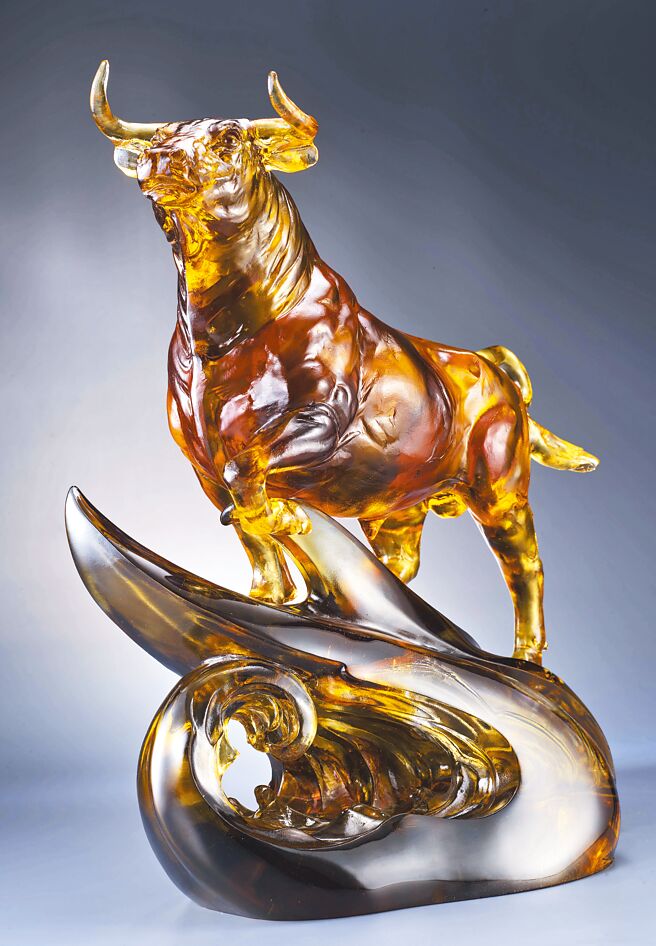 tittot琉园扭转亨通，以壮硕的牛，气势昂然站在风云上，表达勇敢向前，12万8600元。（tittot琉园提供）