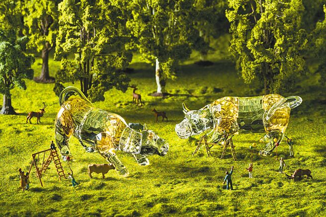 LOTUS小牛行大运，纯手工切割雕塑工艺，净透白与璀璨黄相互辉映，象徵万物復甦，一只9880元（含水晶底座）。（旺代提供）