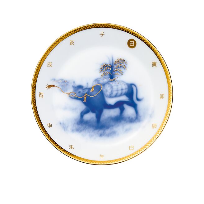 OKURA 2021牛年生肖盘－牛载百福，将十二生肖与大自然相融合，以稻田为背景，牛背上满载的稻米象徵五谷丰收，1万4600元。（旺代提供）