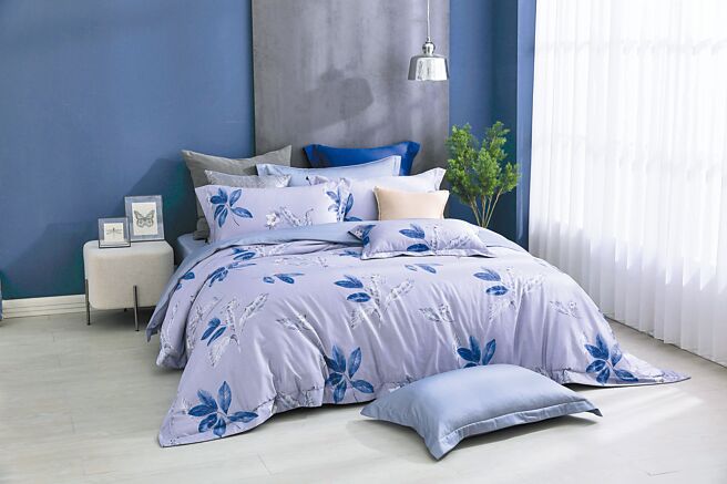 1.MONTAGUT梦特娇2021早春寝饰－紫露海洛倪，运用300织纱顶级长绒棉，升级手感的柔软舒适度，也更有弹性并具备速乾、透气、触感扎实等优点。（MONTAGUT梦特娇提供）