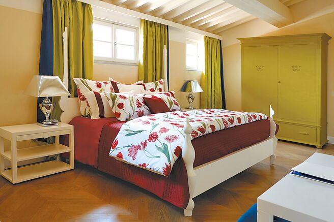 2.Signoria义大利原装进口Tulipano平单组，双人原价3万2800元，特价2万8880元。（日比家族提供）