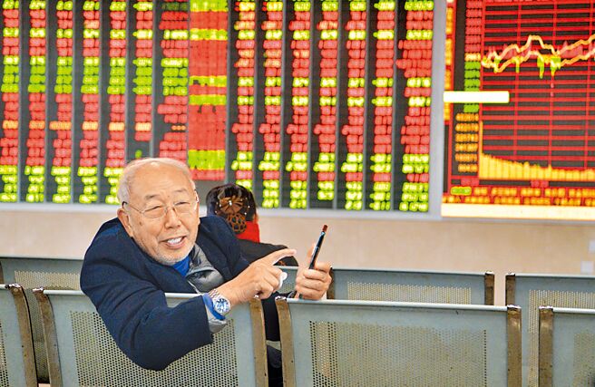 今年大陆A股的上升格局不变。图为大陆证券营业部大厅内的投资人。（中新社）