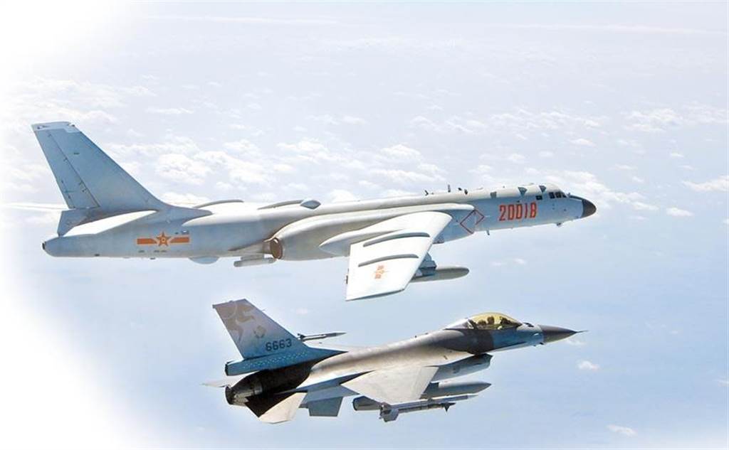 圖前為空軍F-16戰機監控共軍轟六戰略轟炸機。（示意圖／資料照／國防部提供）
