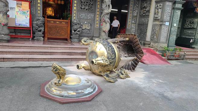 大溪仁和宫天公炉去年遭撞，炉脚应声断裂。（仁和宫提供／黄婉婷桃园传真）