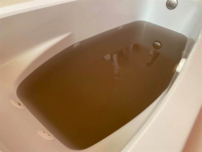 看似乾净的毛巾其实很脏，人妻实测超狂清洁法，成果曝光网全吓歪。（图／翻摄自Jared Guynes脸书）