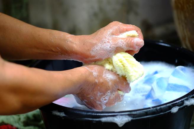 人妻实测超狂毛巾清洁法，浸泡一晚成果曝光，网全吓歪。（图／Shutterstock）