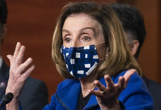 民主党籍眾院议长裴洛西（Nancy Pelosi）2月13日在国会山庄（Capitol Hill）针对参院就美国前总统川普煽动国会暴动投票，宣告弹劾无效后发表谈话的神情。（美联社）
