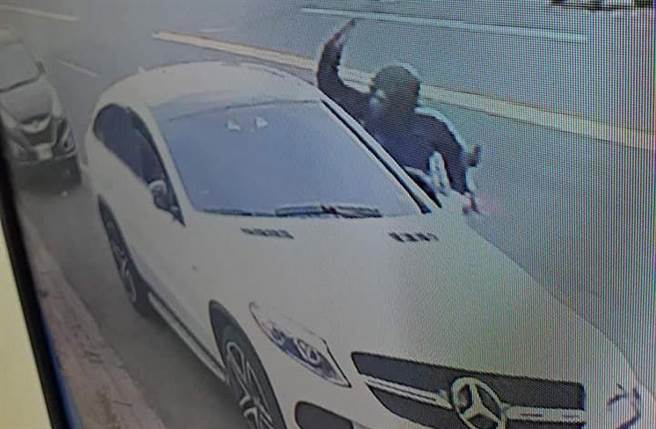 屏东东港15日惊见砸车怪客，破坏路旁轿车，10几台轿车受害，其中大多数是双B轿车。（民眾提供）