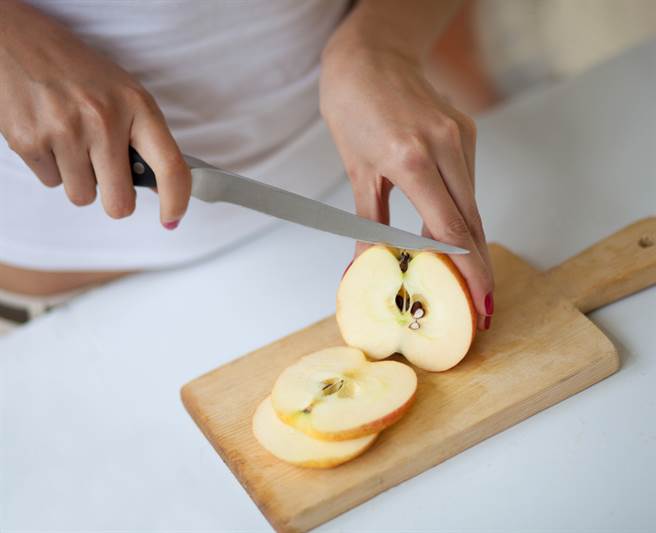 一名人妻昨(15日)切开苹果时，发现内部有着奇怪纹路，让她以为是坏掉所致，但照片发出后不少网友认出这是蜜苹果，更说这是极品，要她千万别削掉。(达志影像/示意图非当事人)