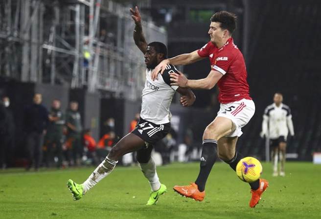富勒姆Aboubakar Kamara(左)与曼联Harry Maguire抢球。（美联社资料照）
