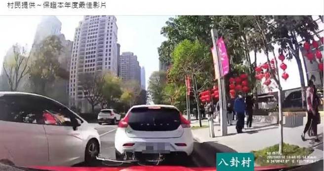 有民眾排队欲进入百货停车场却遇上想插队的白车，女乘客不满，一旁急指挥驾驶不要让其插队，两车一度僵持。（图／翻摄八卦村行车纪录器影片上传中心）