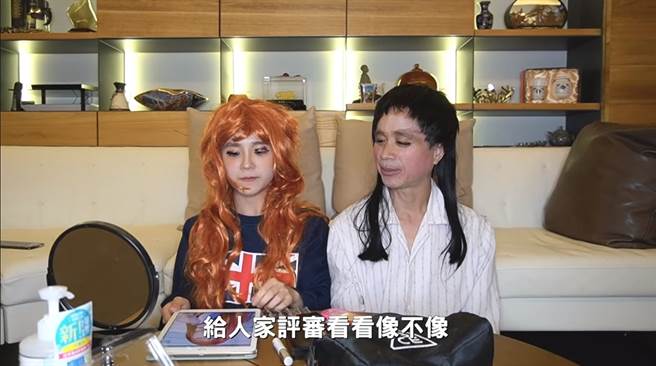 最後更是認真戴上假髮完成仿妝