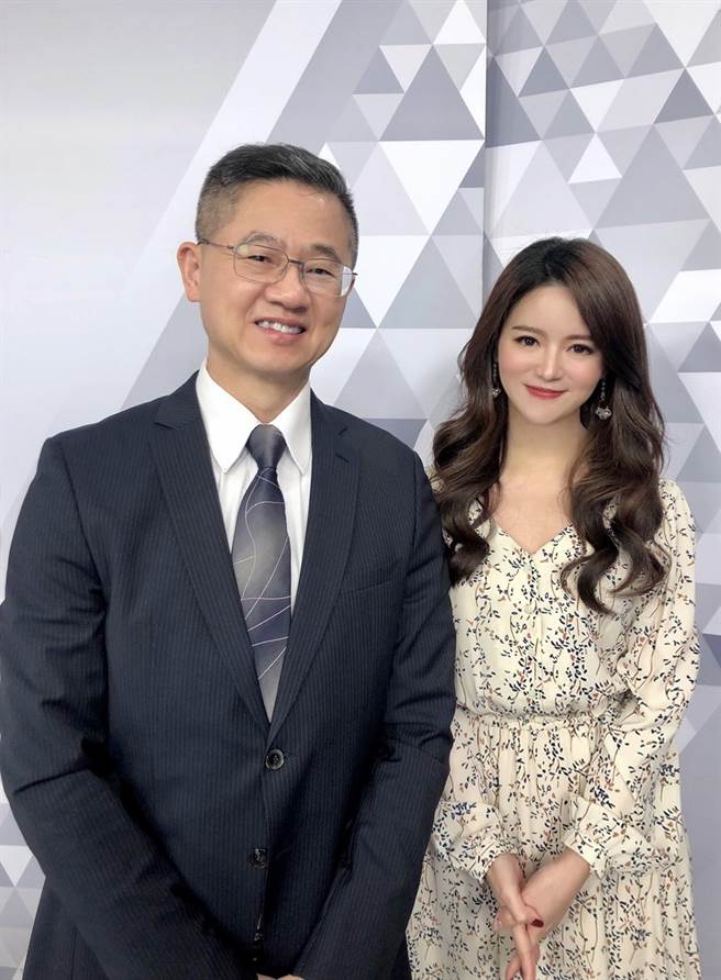 台湾运彩总经理林博泰(左)上时来运转节目，与主持人尉迟佩玉(右)谈运彩眉角。(邱子轩摄)