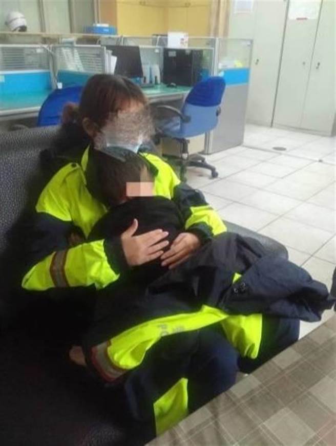 金門2歲大男童走失，警方充當保母安撫照顧之一。（警方提供）