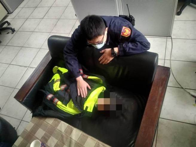 金門2歲大男童走失，警方充當保母安撫照顧之二。（警方提供）