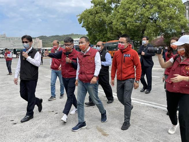 侯友宜已请相关单位前往调查林口狗群咬死猫事件。（李俊淇摄）